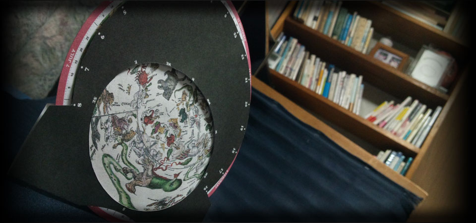 古星図の星座早見盤 シーン04 部屋に飾るとこんな感じ